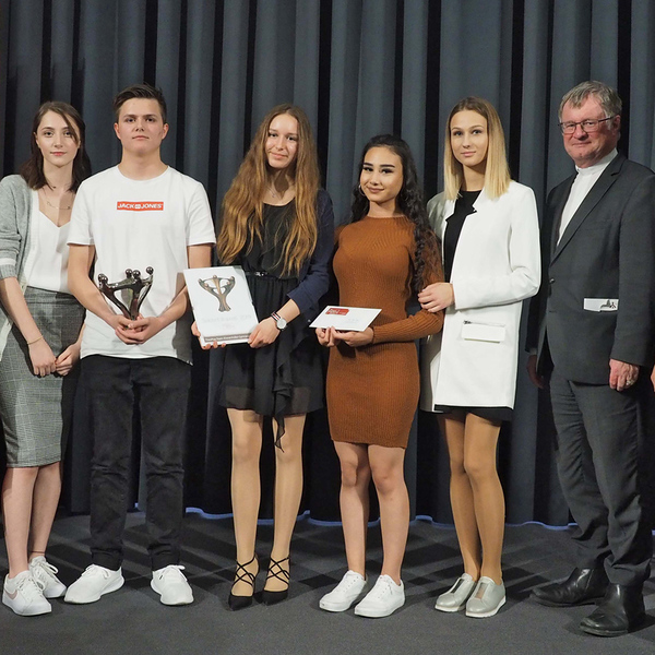 Theo-Prax-Team des Khevenhüller-Gymnasiums Linz bei der Solidaritätspreisverleihung 2019 / © KiZ/F. Litzlbauer Theo-Prax-Team des Khevenhüller-Gymnasiums Linz bei der Solidaritätspreisverleihung 2019