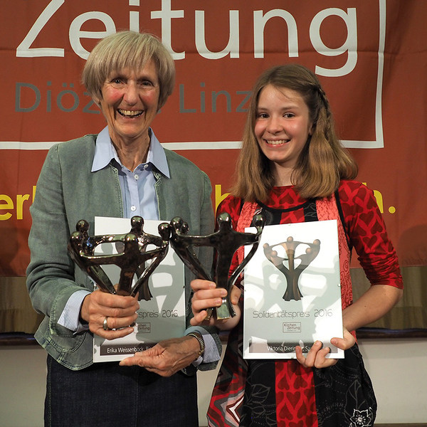 Erika Weissenböck und Viktoria Dieringer bei der Solidaritätspreisverleihung 2016