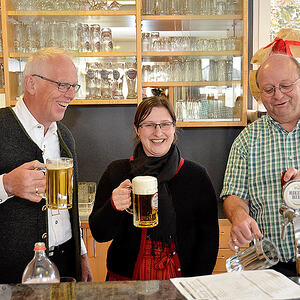 Hans prostet mit Bernadette / Foto: HPR Riedberger Erntedankfest 2016
